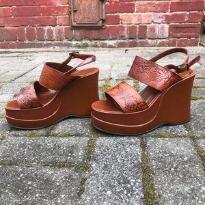 PLATFORM LEATHER SANDALS